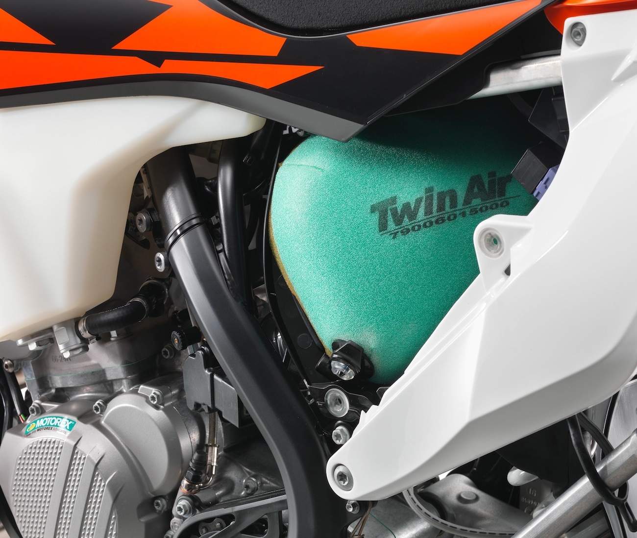 176954_KTM-XC-W-TPI-Airbox-MY-2018-studio.jpg